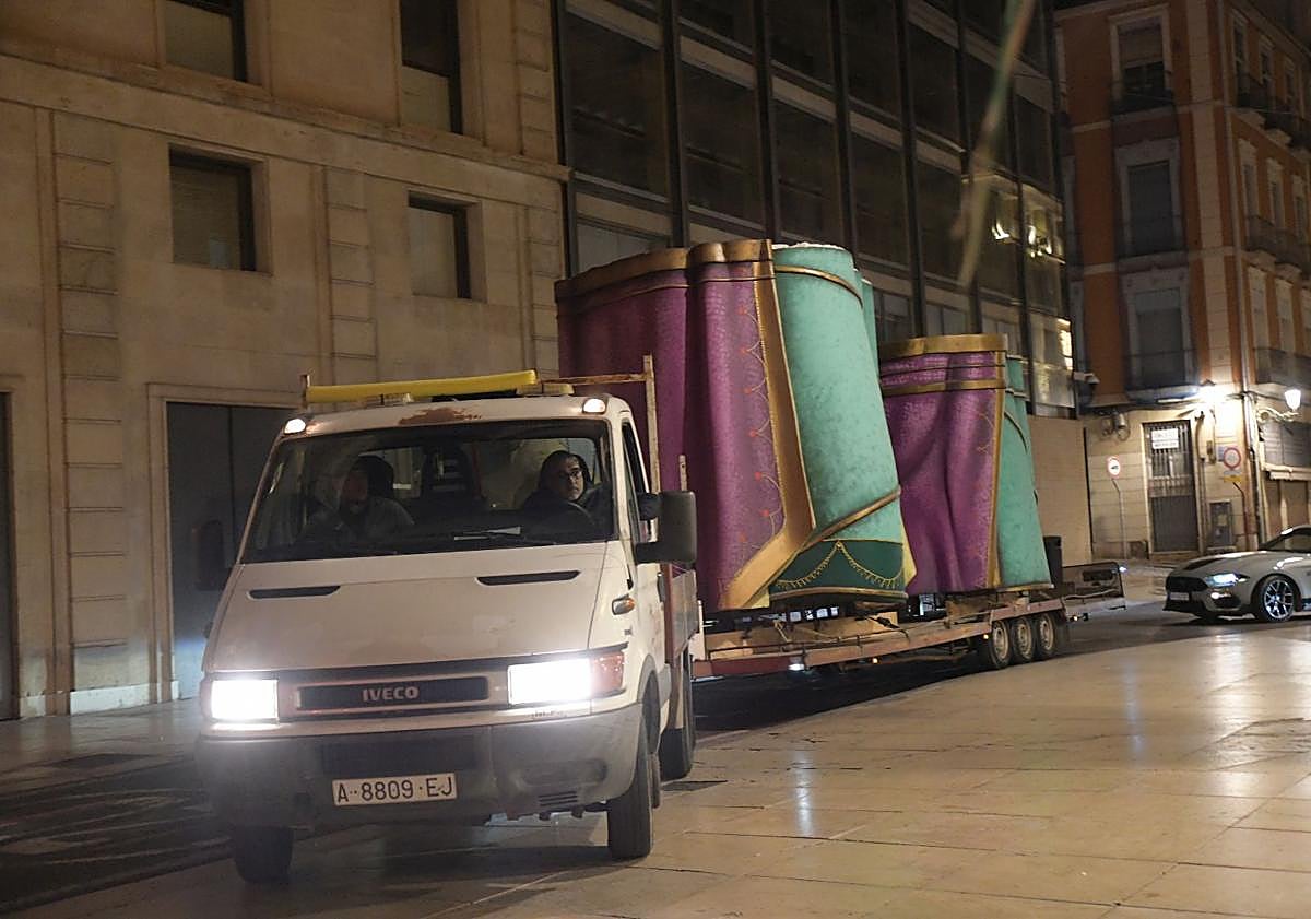 Imagen principal - Más piezas del Belén gigante durante la madrugada.