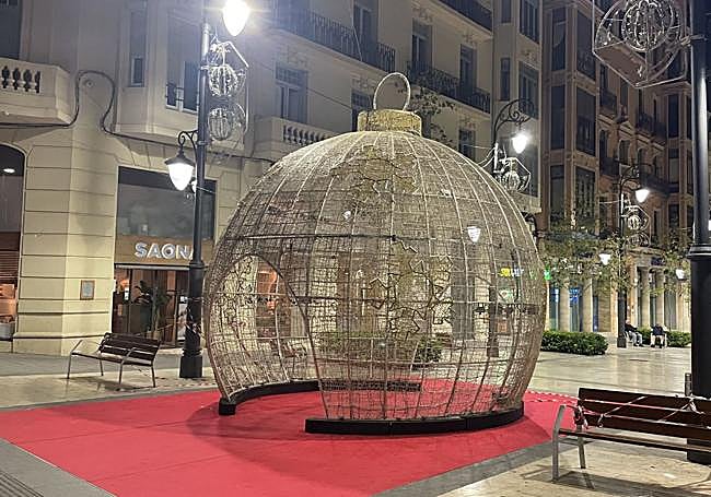 Bola de Navidad en el inicio de la avenida Constitución.