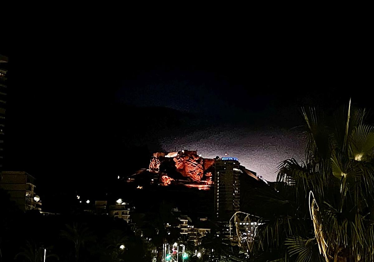 A lightning bolt behind the Santa Bárbara castle.