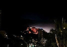 Un rayo detrás del castillo de Santa Bárbara.