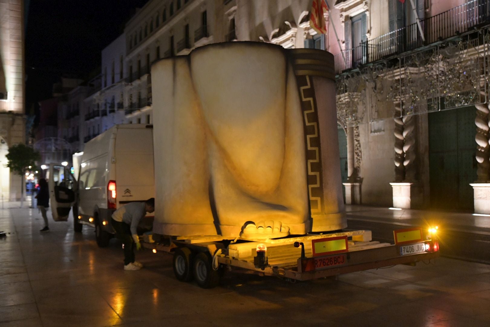 La llegada del Belén gigante de Alicante durante la madrugada, foto a foto