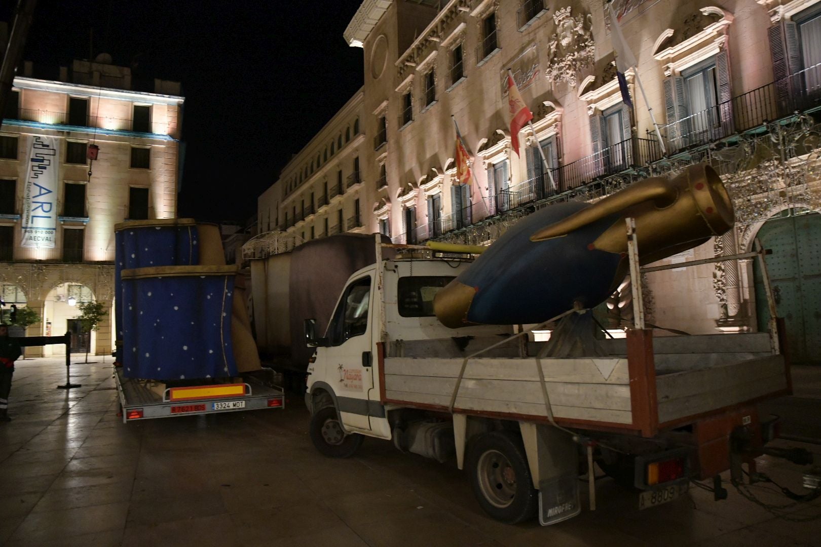 La llegada del Belén gigante de Alicante durante la madrugada, foto a foto