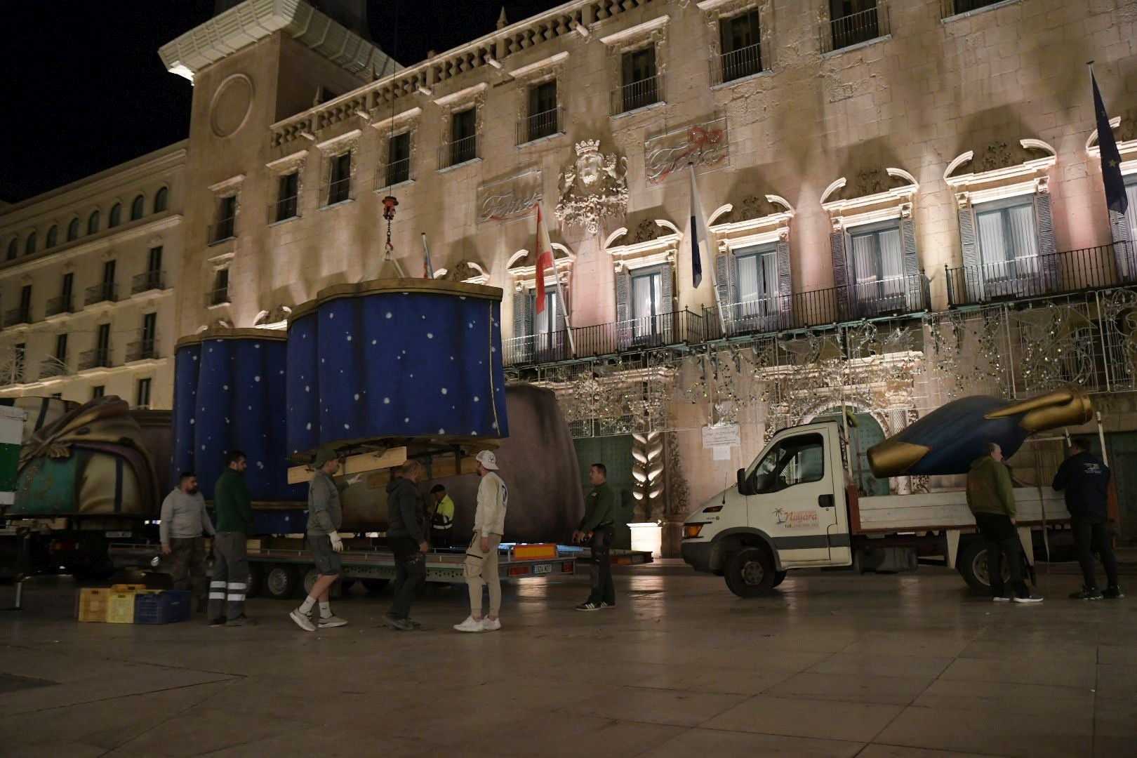 La llegada del Belén gigante de Alicante durante la madrugada, foto a foto