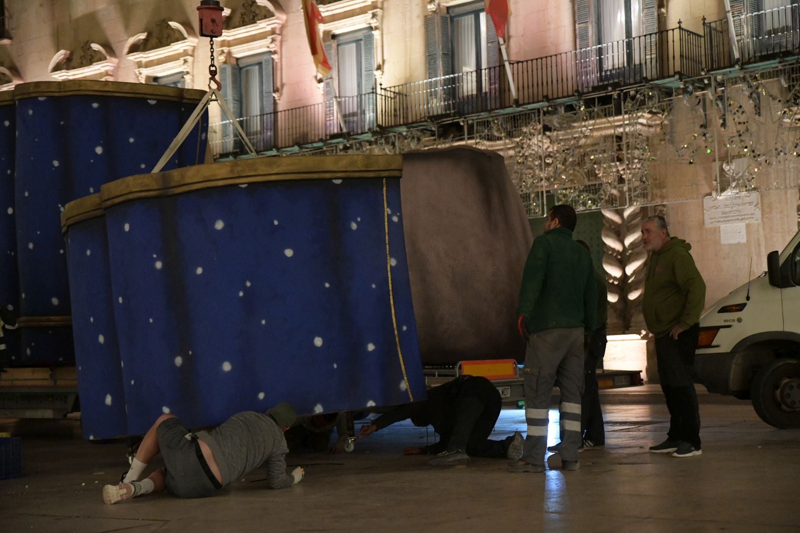 La llegada del Belén gigante de Alicante durante la madrugada, foto a foto