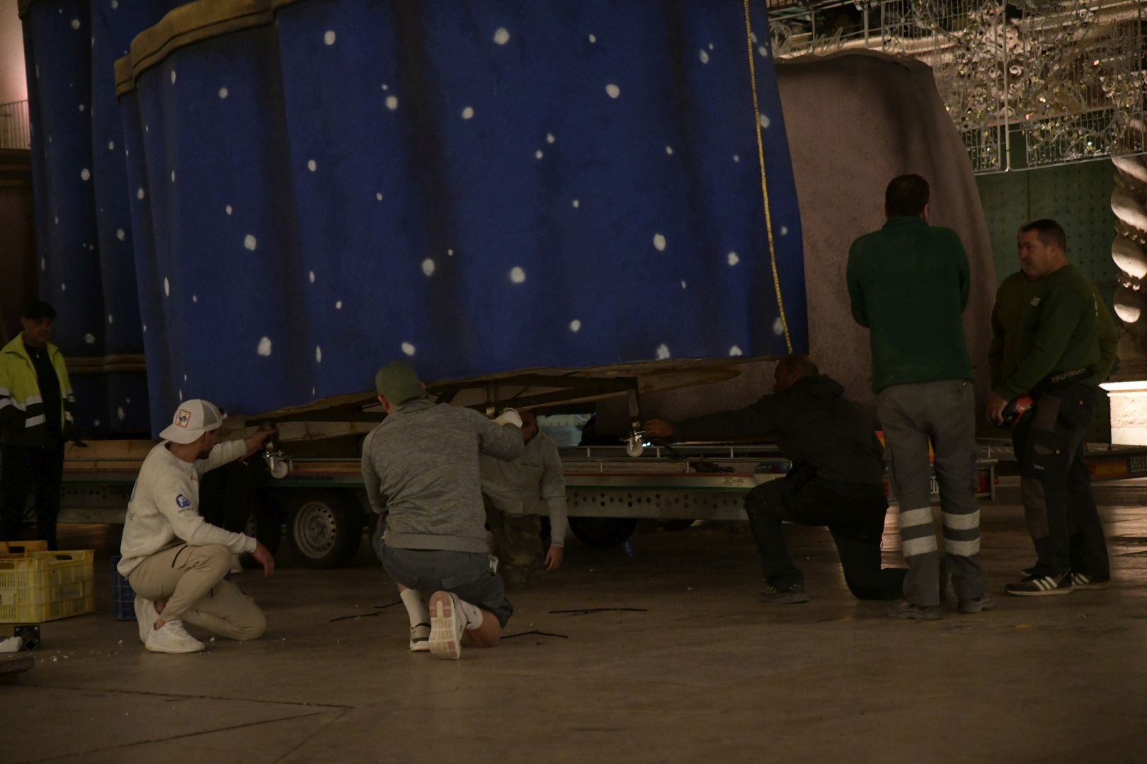 La llegada del Belén gigante de Alicante durante la madrugada, foto a foto