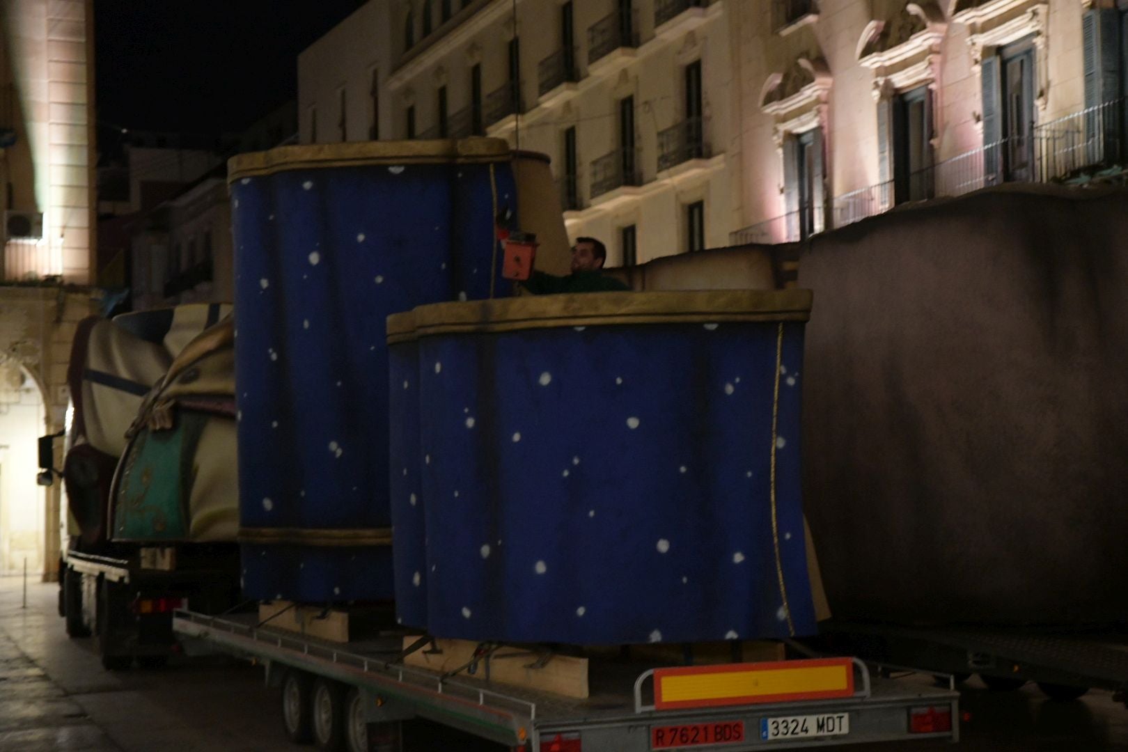 La llegada del Belén gigante de Alicante durante la madrugada, foto a foto