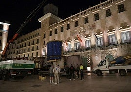 La llegada del Belén gigante de Alicante durante la madrugada, foto a foto