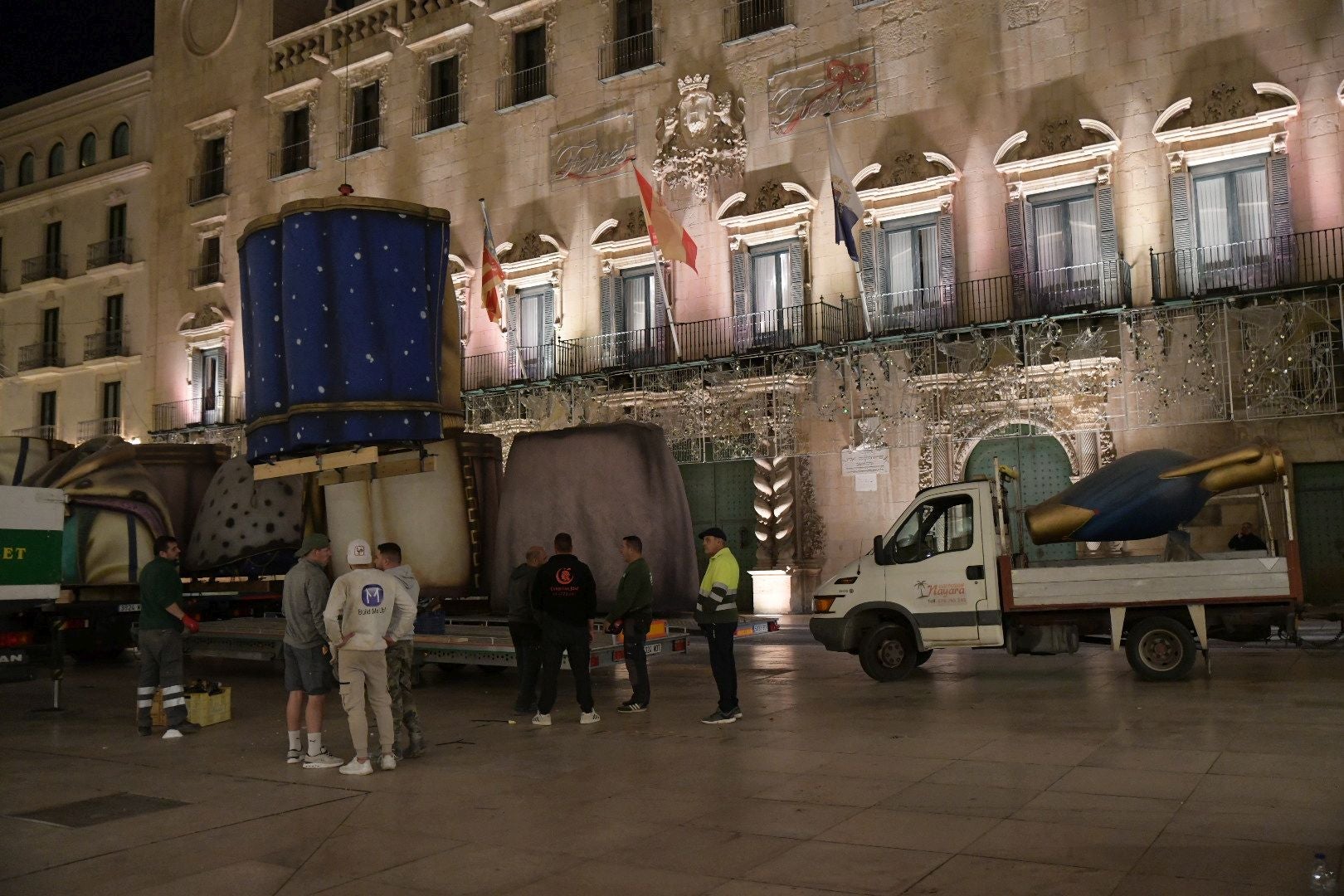 La llegada del Belén gigante de Alicante durante la madrugada, foto a foto