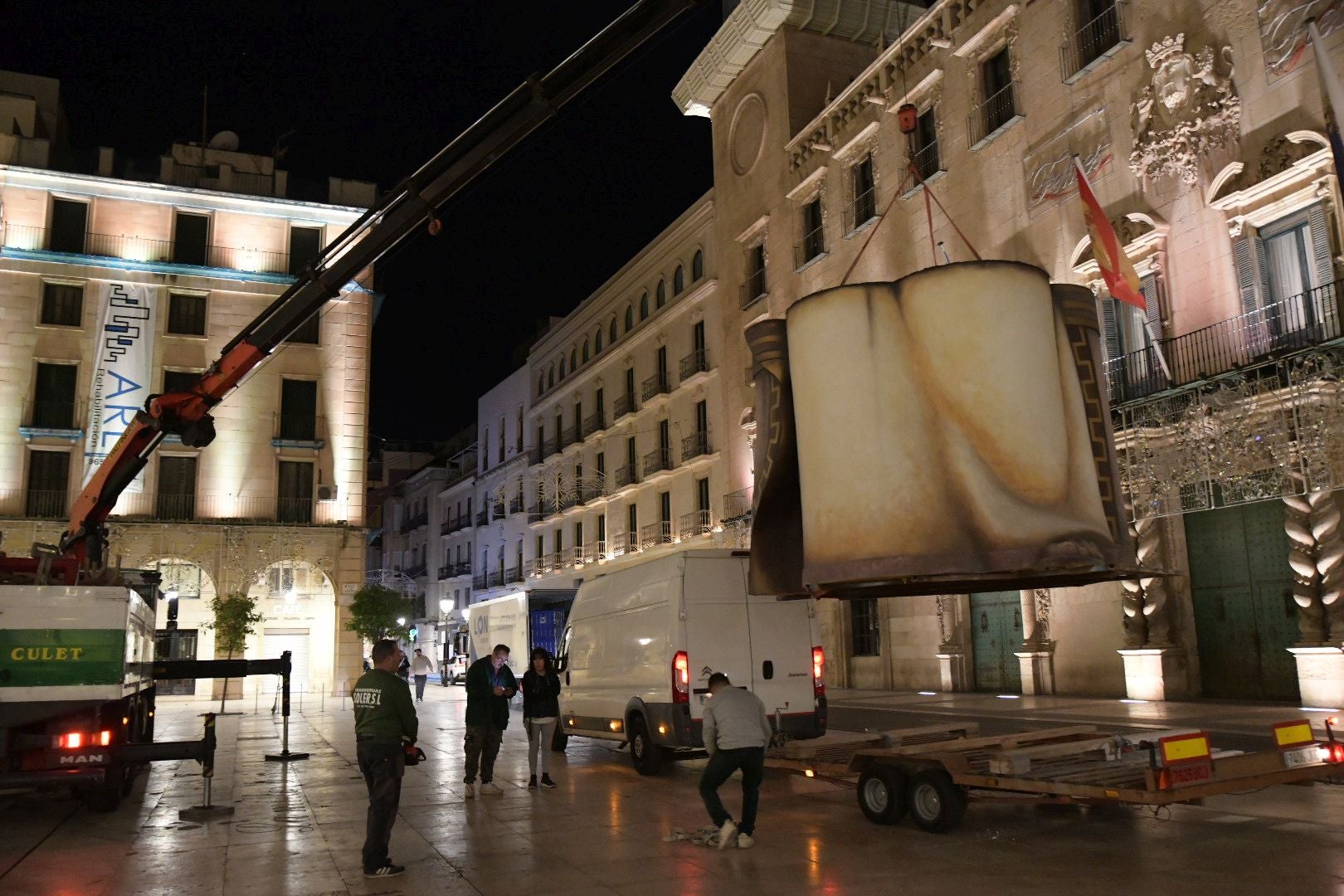 La llegada del Belén gigante de Alicante durante la madrugada, foto a foto