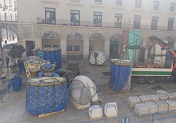 Acopio del Belén gigante de Alicante.
