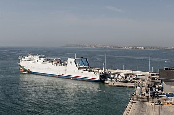 Ferri con Argelia en el puerto de Alicante.