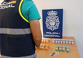 Agentes de Policía Nacional con los vapeadores incautados.