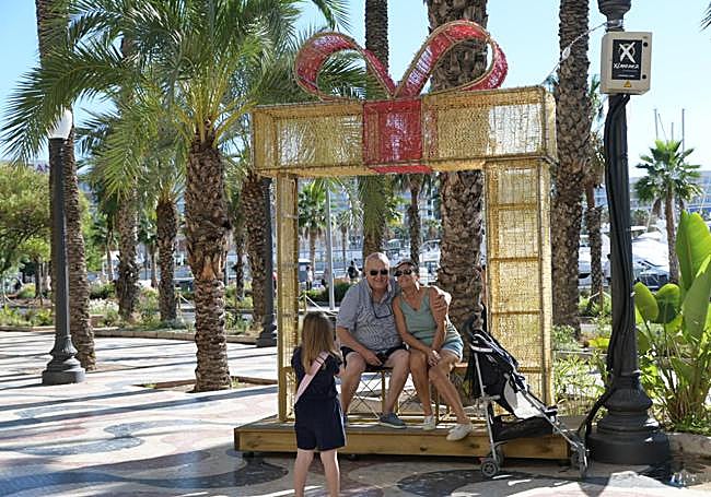 Turistas se fotografían en las luces de la Explanada.