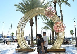 Uno de los adornos de la Navidad en la Explanada de Alicante.
