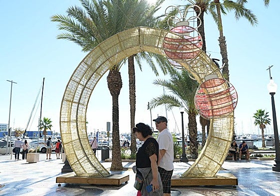 Uno de los adornos de la Navidad en la Explanada de Alicante.
