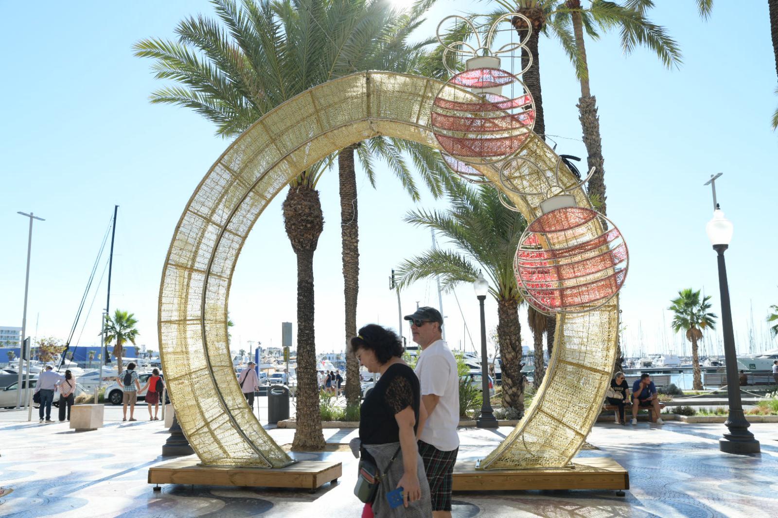 Imagen principal - Así serán las luces de Navidad en Alicante: color champán y potencia de un campo de fútbol