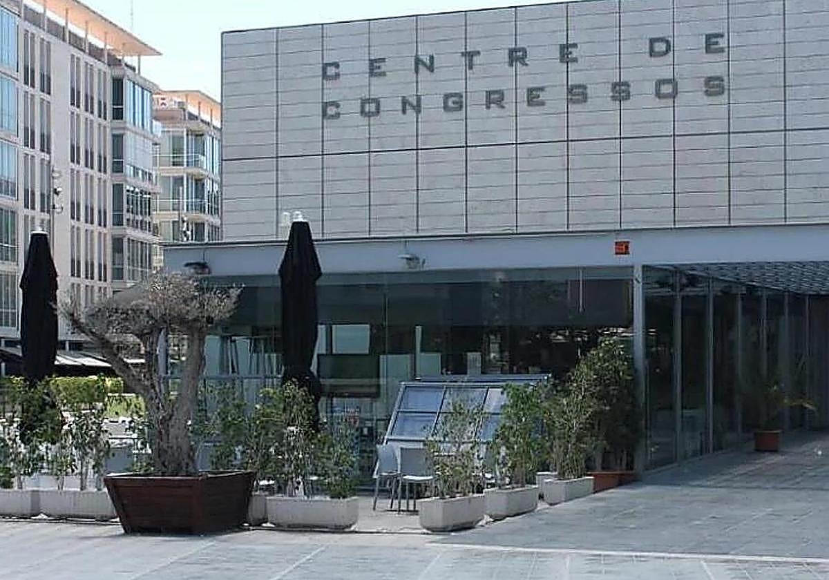 Profesionales y representantes institucionales debaten en el Centro de Congresos sobre el impacto laboral de la Inteligencia Artificial.