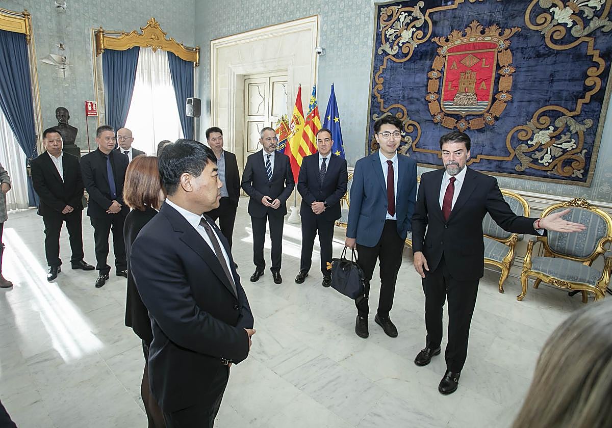 The mayor, Luis Barcala, welcomes the Chinese delegation in the Blue Hall.