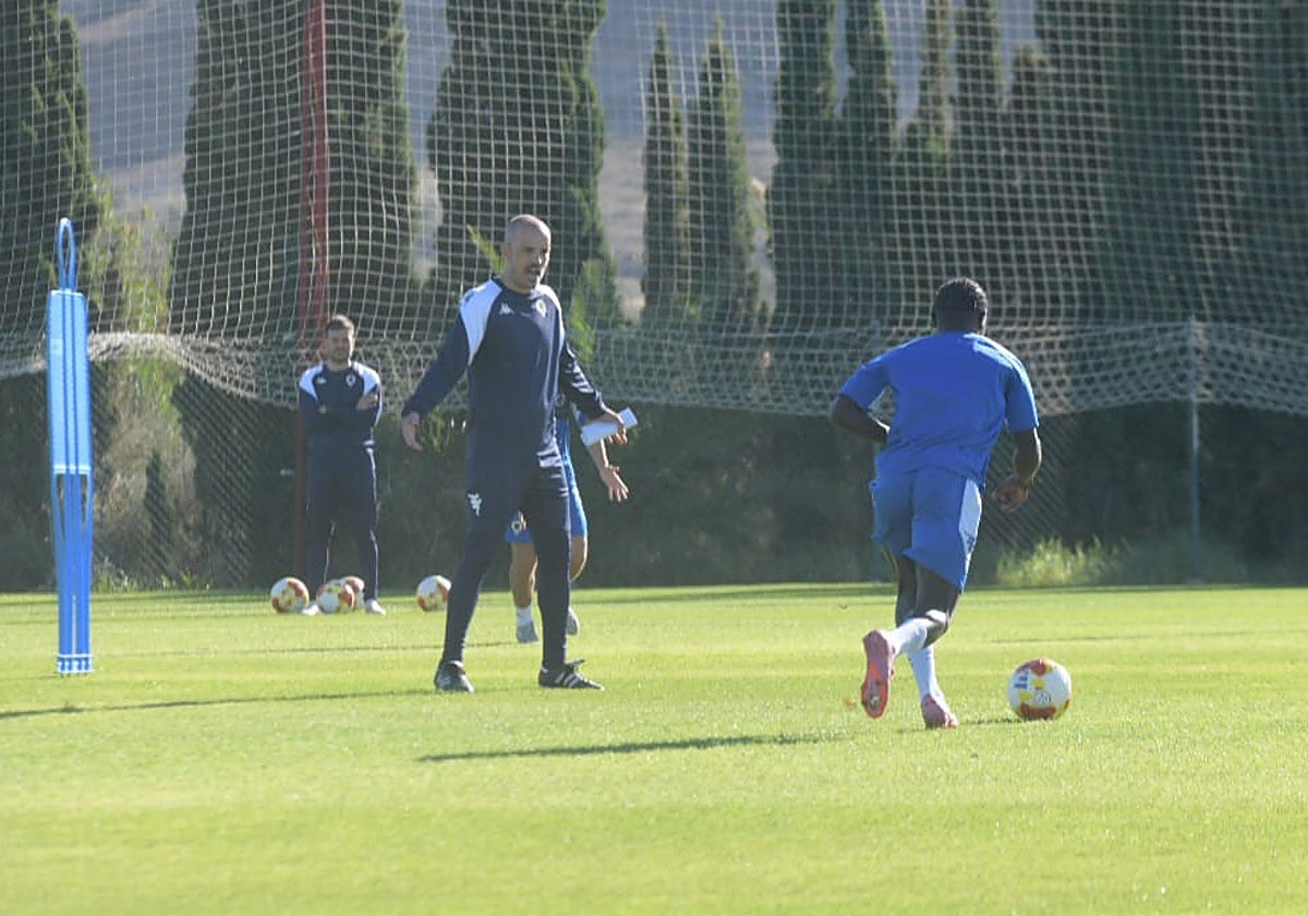 Beto Company gives instructions to Vique Gomes this Tuesday in Fontcalent.