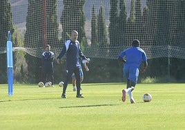 Beto Company da instrucciones a Vique Gomes este martes en Fontcalent.