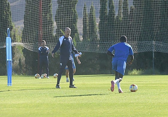 Beto Company da instrucciones a Vique Gomes este martes en Fontcalent.