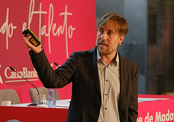 El doctor Enrique de Madaria en una reciente conferencia en Alicante.