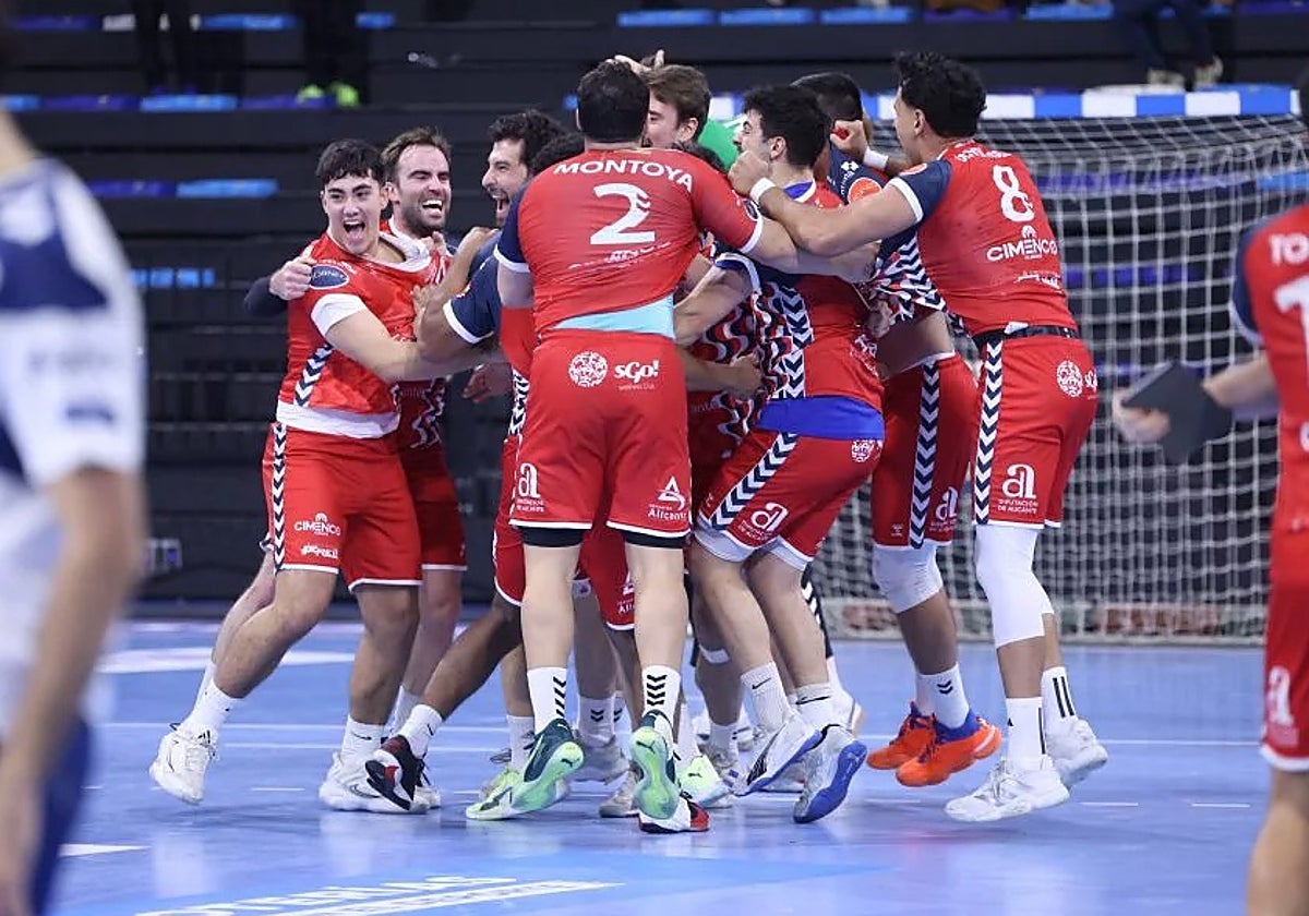 Horneo EÓN Alicante celebrates their victory in Granollers.