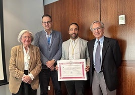 Al acto de entrega han asistido destacados representantes del sector médico y académico de la provincia de Alicante.