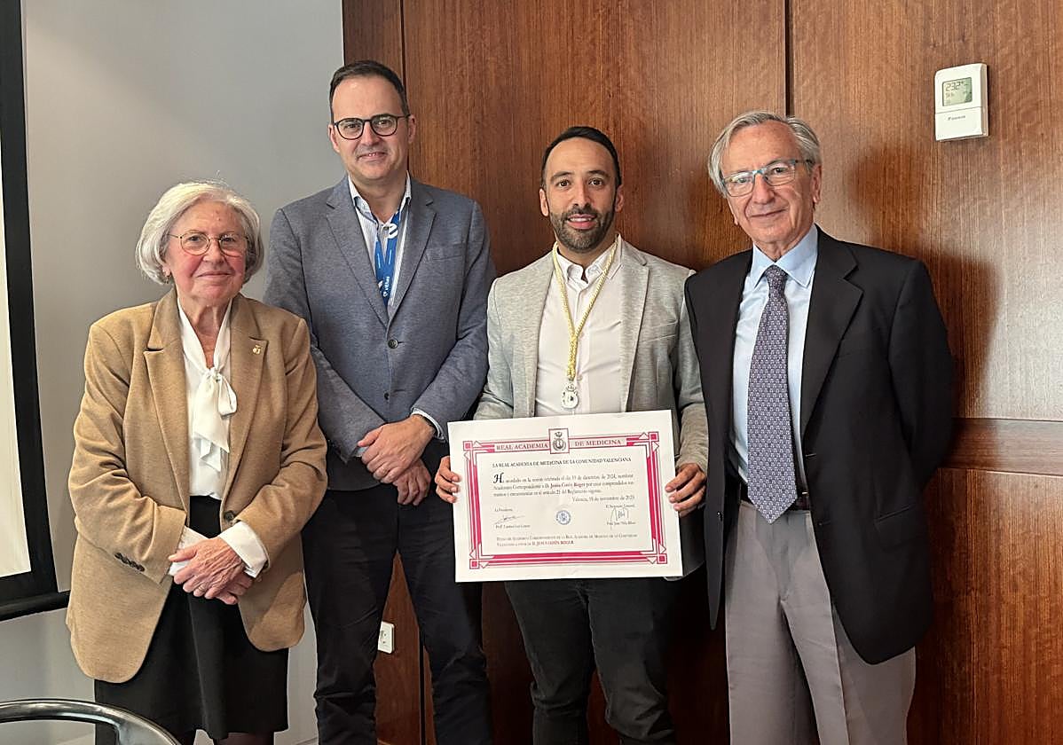 Al acto de entrega han asistido destacados representantes del sector médico y académico de la provincia de Alicante.