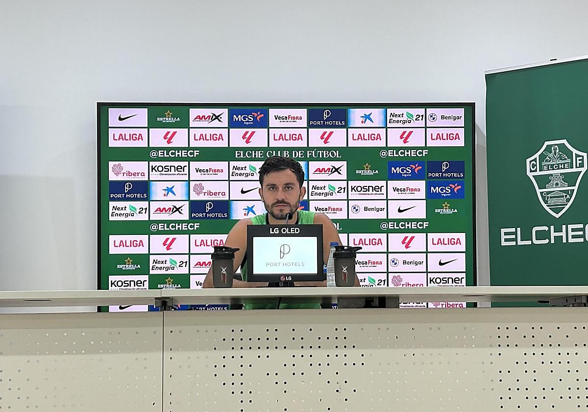 Víctor Chust atiende a los medios en la previa del partido ante el Real Madrid.