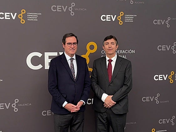 Vicente Lafuente (derecha) junto con Antoni Garamendi (presidente de CEOE, a la izquierda)