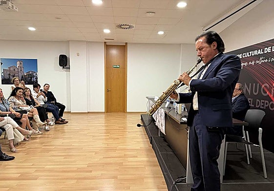 Román Rodríguez durante una de las sesiones de su centro