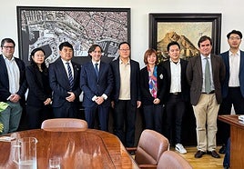 La delegación china, este martes con el presidente de la Autoridad Portuaria, Luis Rodríguez.