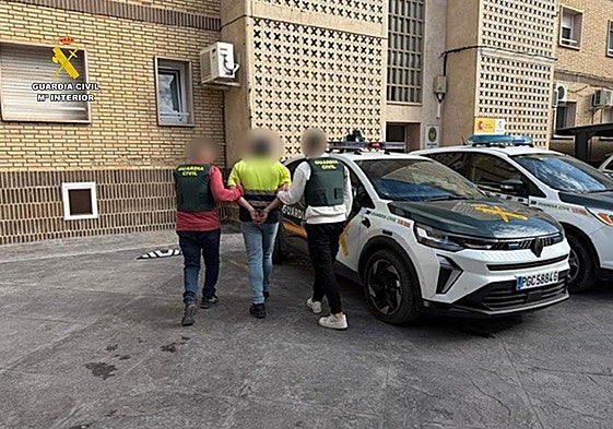 La Guardia Civil custodia a uno de los detenidos.