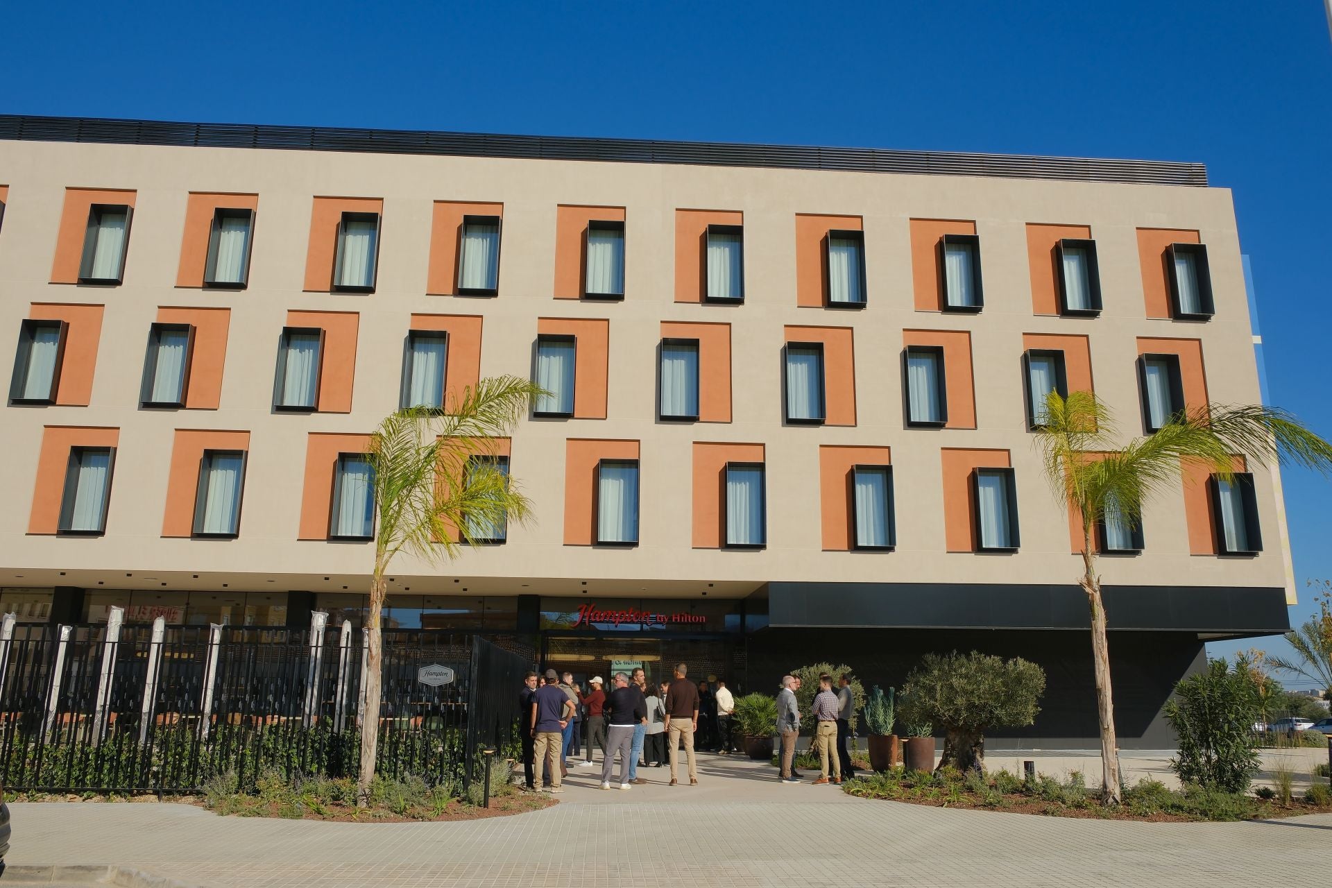 El aeropuerto de Alicante-Elche ya tiene hotel: Hampton by Hilton abre sus puertas