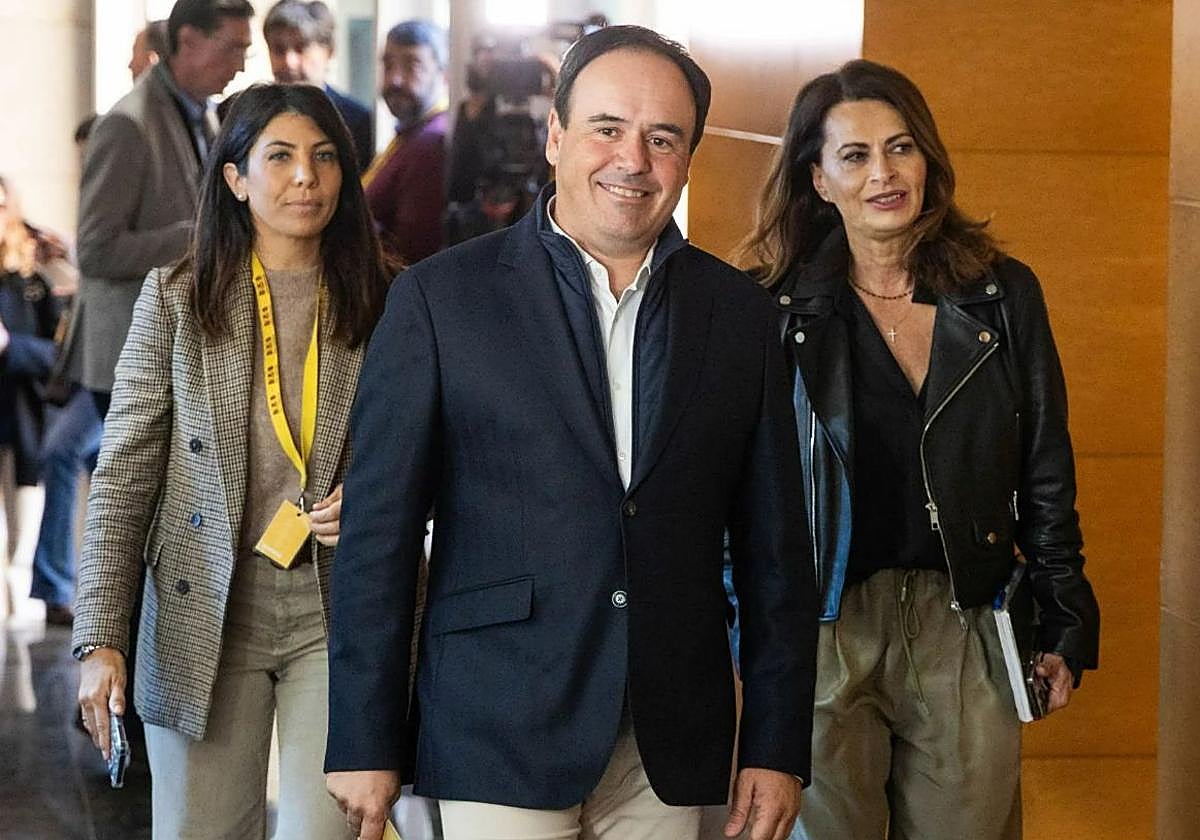 Pérez Llorca entra en la sala Vinatea de Les Corts donde le esperaban sus compañeros para ratificar su candidatura.