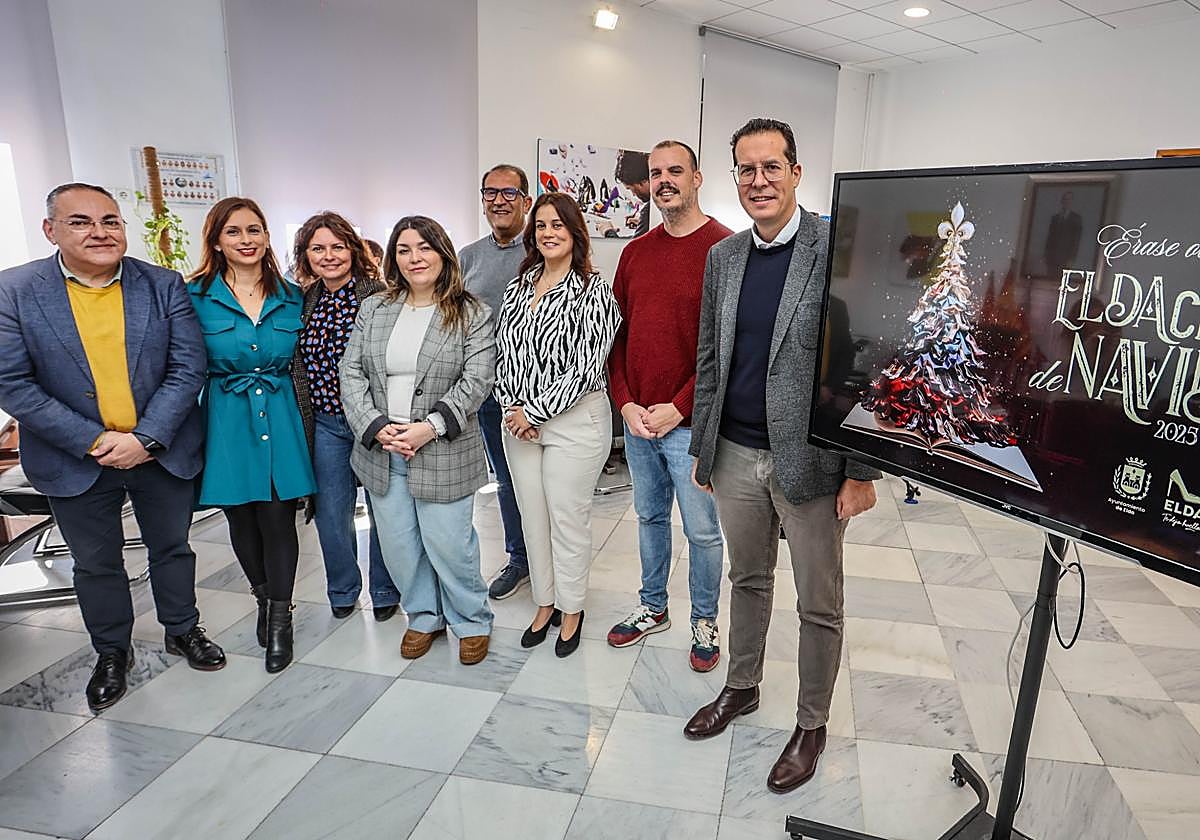El alcalde de Elca, Rubén Alfaro, con concejales responsables de la programación de Navidad en la presentación de actividades.