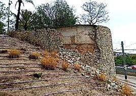 Estado del muro del Tram en el Barrio Obrero.