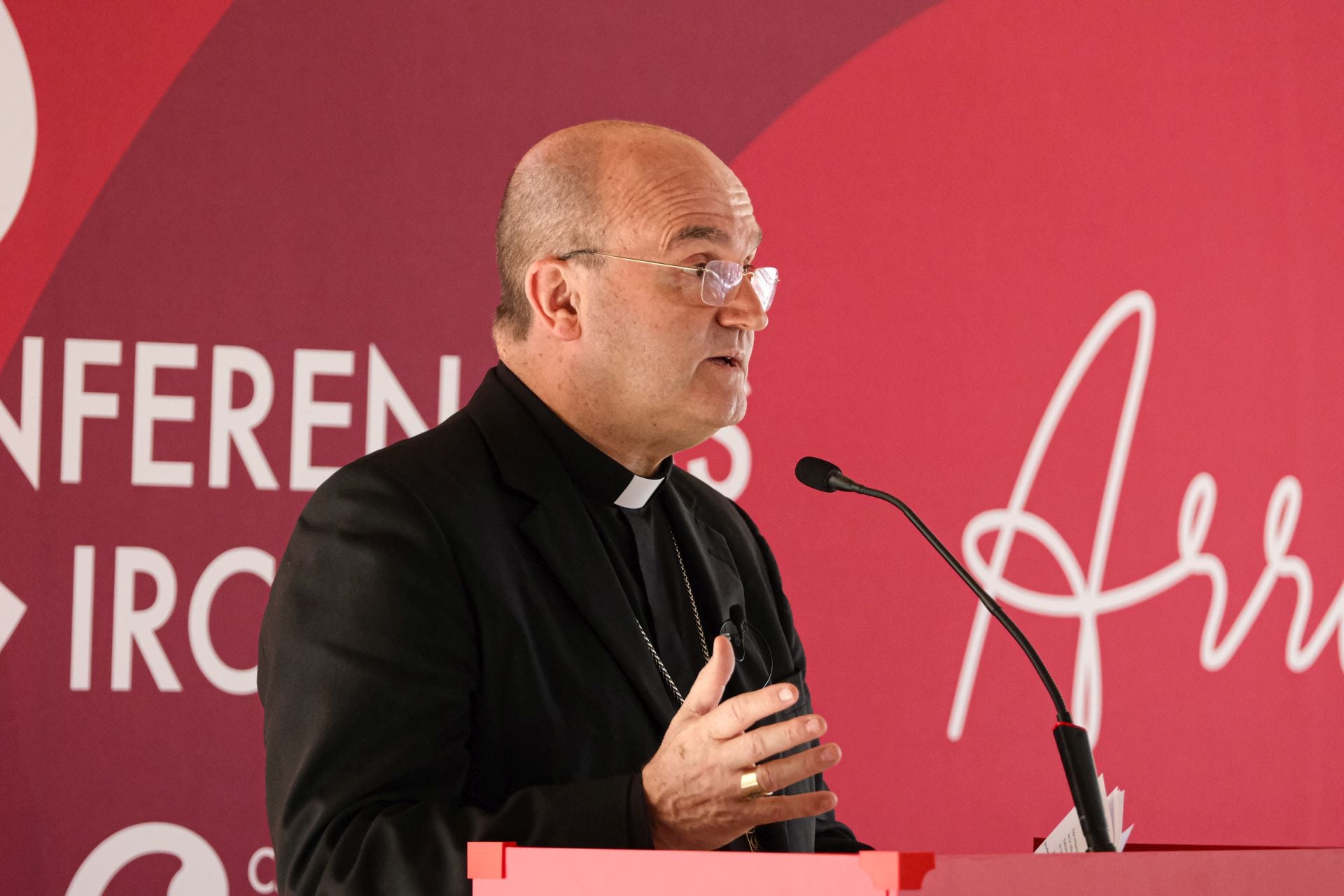 Bishop Munilla during a conference.