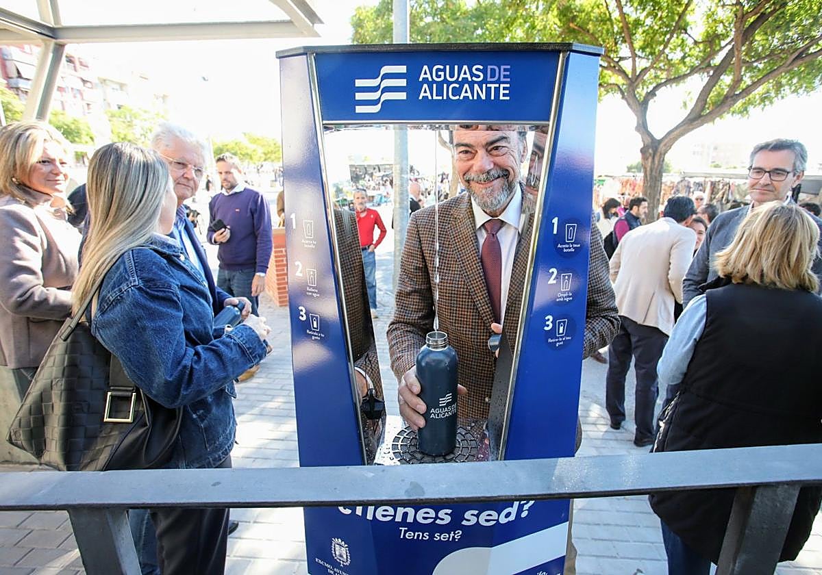 El alcalde de Alicante utiliza la fuente de agua.