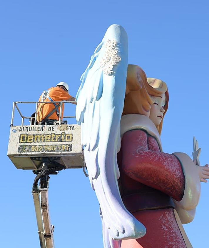 Imagen secundaria 2 - Montaje del primer ángel de la Navidad.