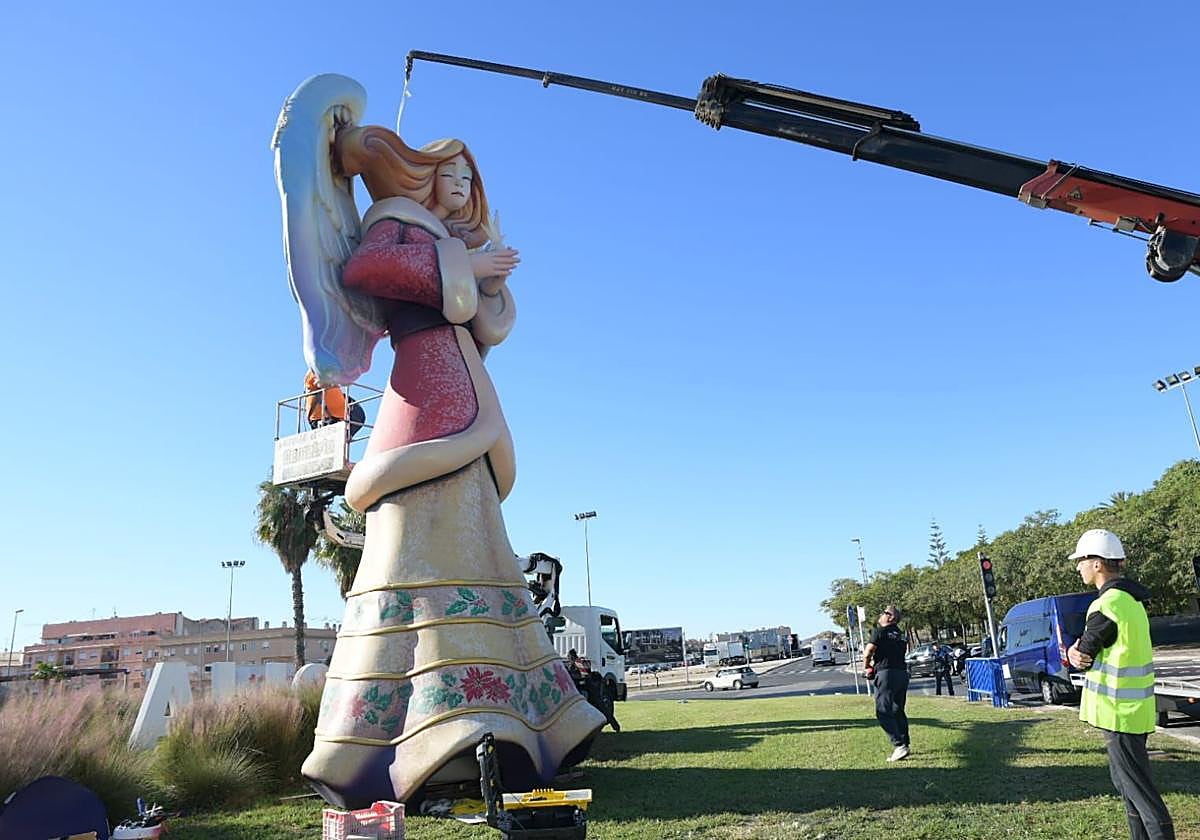 Instalación de uno de los ángeles de Navidad.