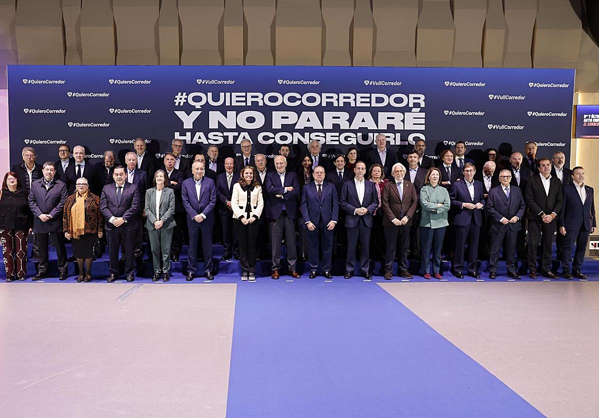 Los emprsarios reunidos este jueves en Valencia para reivindicar el Corredor Mediterráneo.