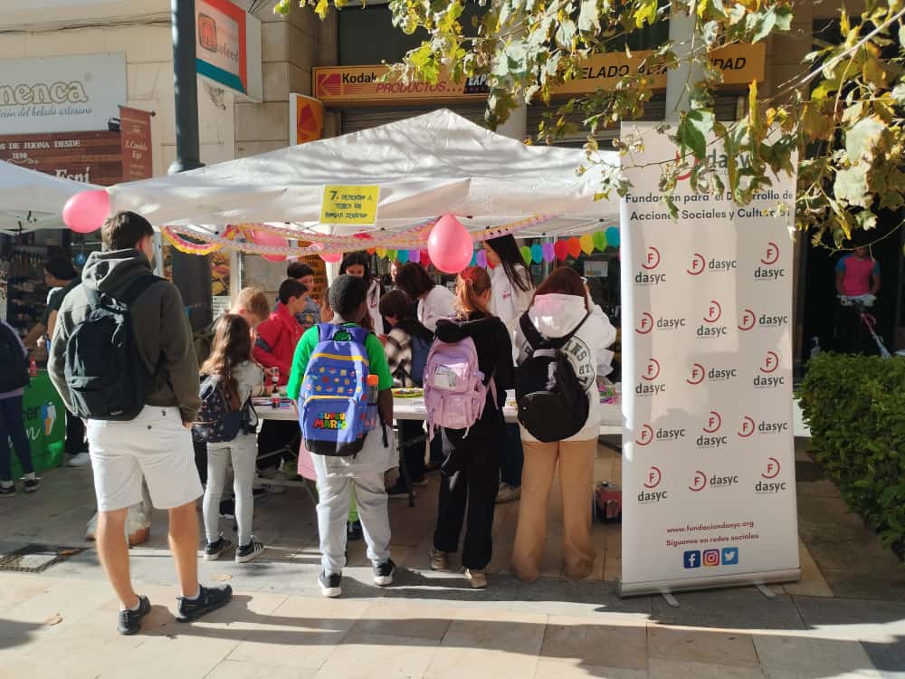 Imagen principal - Cientos de niños celebran en Alicante el Día de la Infancia