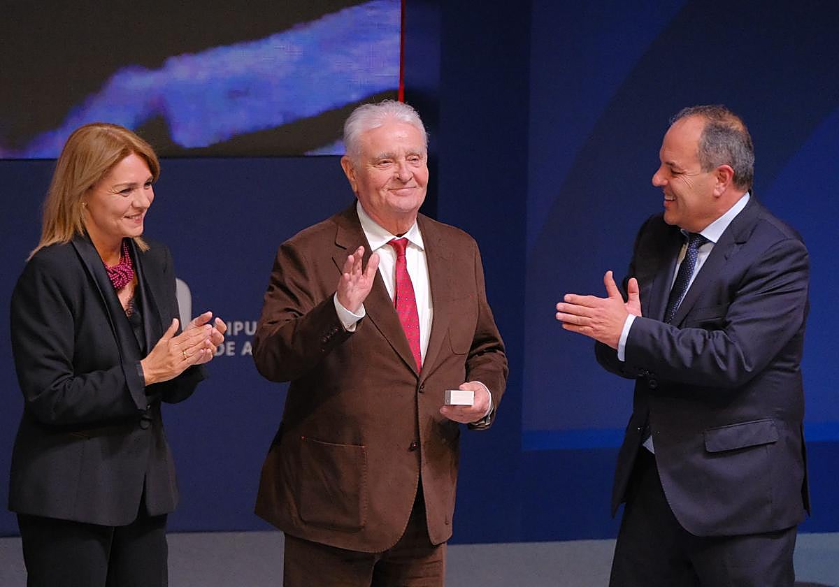 El empresario Enrique Ballester recibe la Medalla de Oro de la Cámara de manos del presidente cameral, Carlos Baño, y de la vicepresidenta, Susana Camarero.