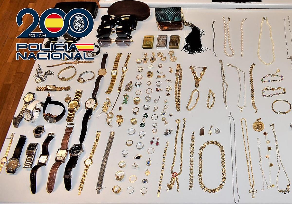 Relojes y joyas intervenidos durante el operativo.
