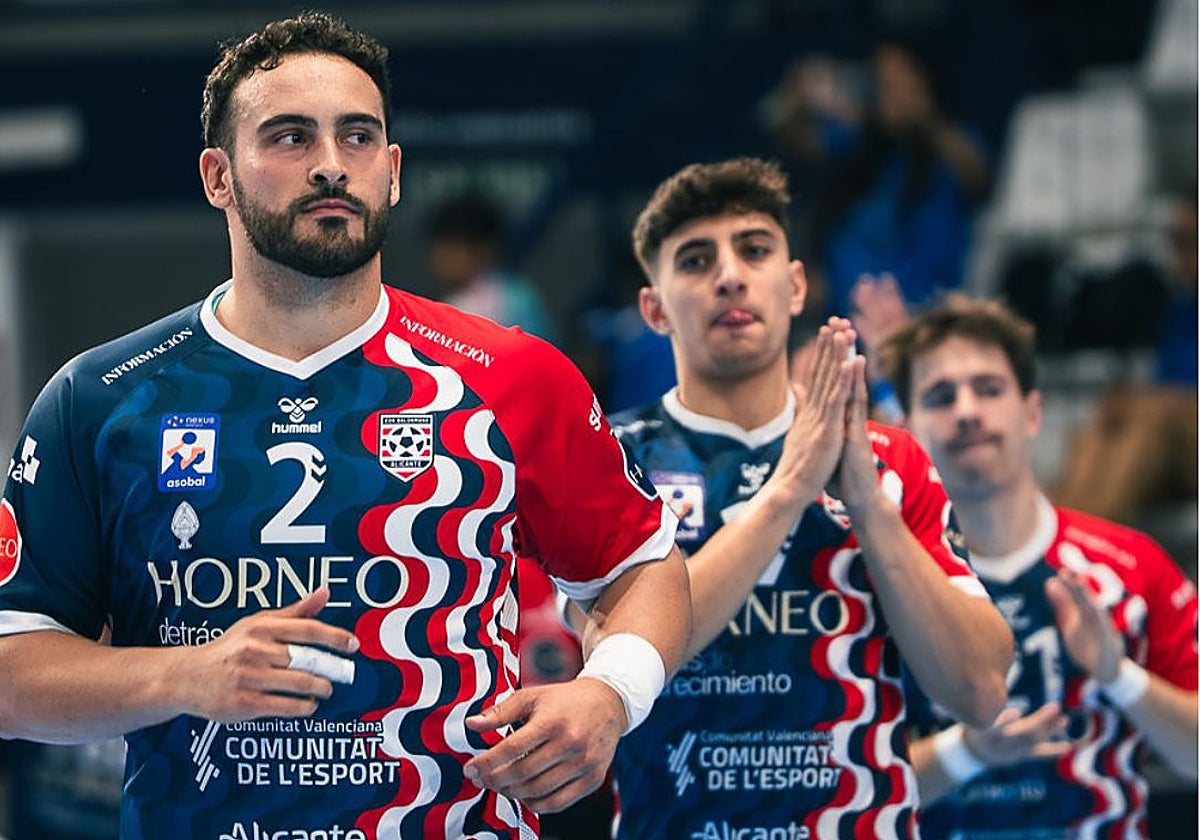 Jugadores del Horneo EÓN Alicante antes de un partido.