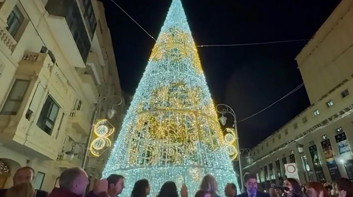 VÍDEO: Así ha sido el encendido de las luces de Navidad y del gran árbol de Alicante