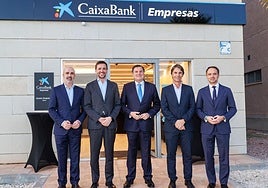 Felipe Pulido y Roberto Martínez durante la inauguración del nuevo Centro de Empresas de CaixaBank en Elche.