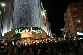 Encendido del tapiz decorativo de El Corte Inglés.